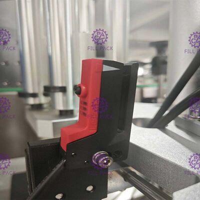 গোলাকার বোতলের জন্য একক মাথা আঠালো স্টিকার লেবেলিং মেশিন 50BPM