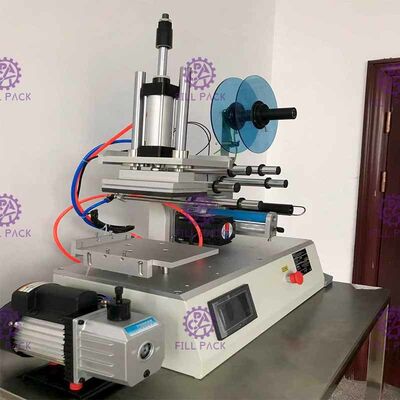 স্কয়ার ফ্ল্যাট বোতল লেবেলিং মেশিন 2000BPH জার আঠালো স্টিকার আধা স্বয়ংক্রিয়
