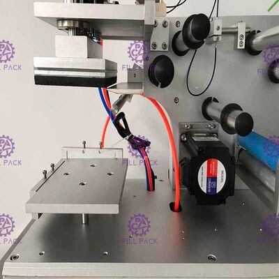 স্কয়ার ফ্ল্যাট বোতল লেবেলিং মেশিন 2000BPH জার আঠালো স্টিকার আধা স্বয়ংক্রিয়