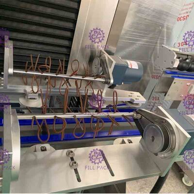 প্যানাসনিক ড্রাইভারের সাথে ডাবল ড্রাইভ চার ব্লেড ইনস্টল করা বোতল লেবেল মেশিন