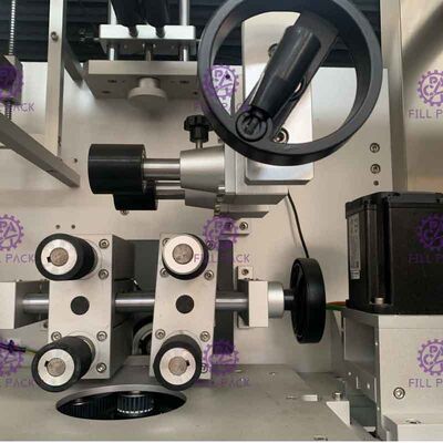 প্যানাসনিক ড্রাইভারের সাথে ডাবল ড্রাইভ চার ব্লেড ইনস্টল করা বোতল লেবেল মেশিন