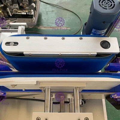 ছোট বৃত্তাকার বোতল জন্য 1800bph একক পাশ আঠালো লেবেলিং মেশিন